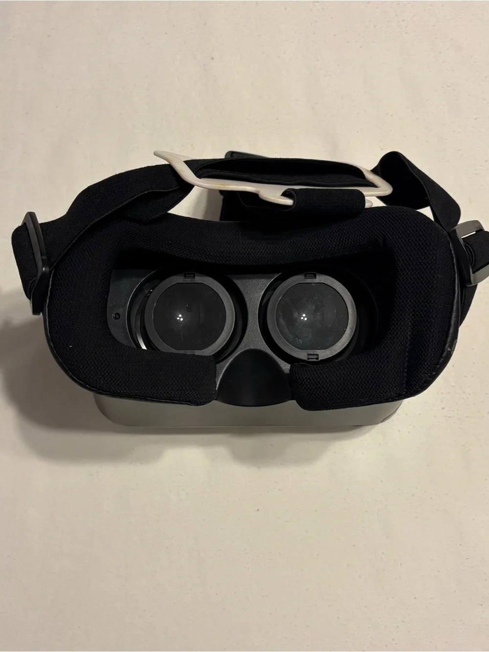 White and Black Xtreme Cables VR Vue ll Virtual Reality Viewer